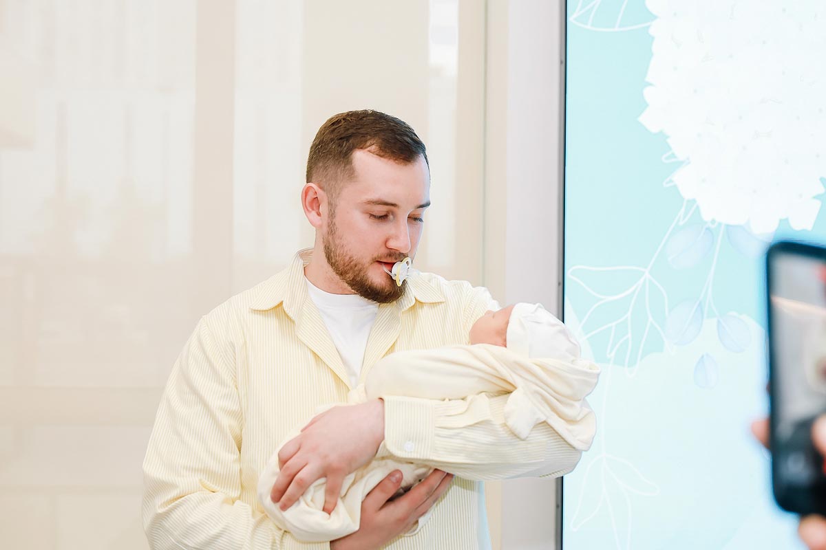 Первая встреча папы с новорожденным малышом в роддоме