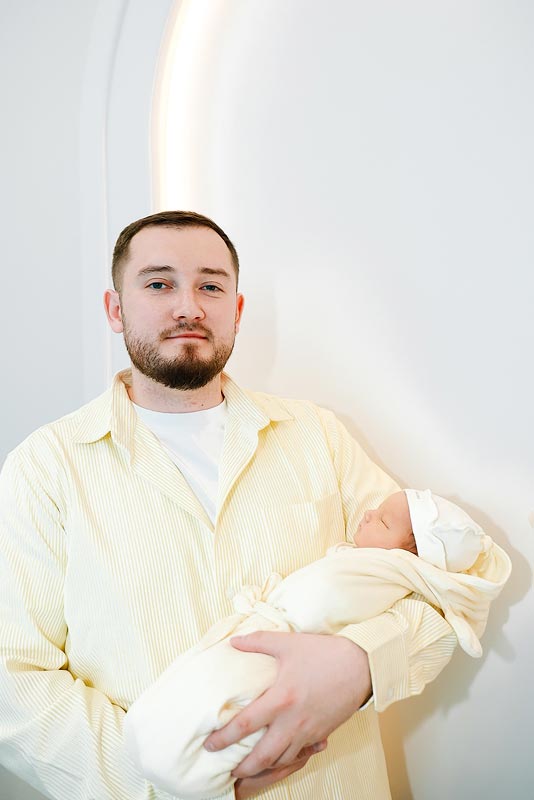 Фотосессия родителей с новорожденным ребёнком на выписке из роддома