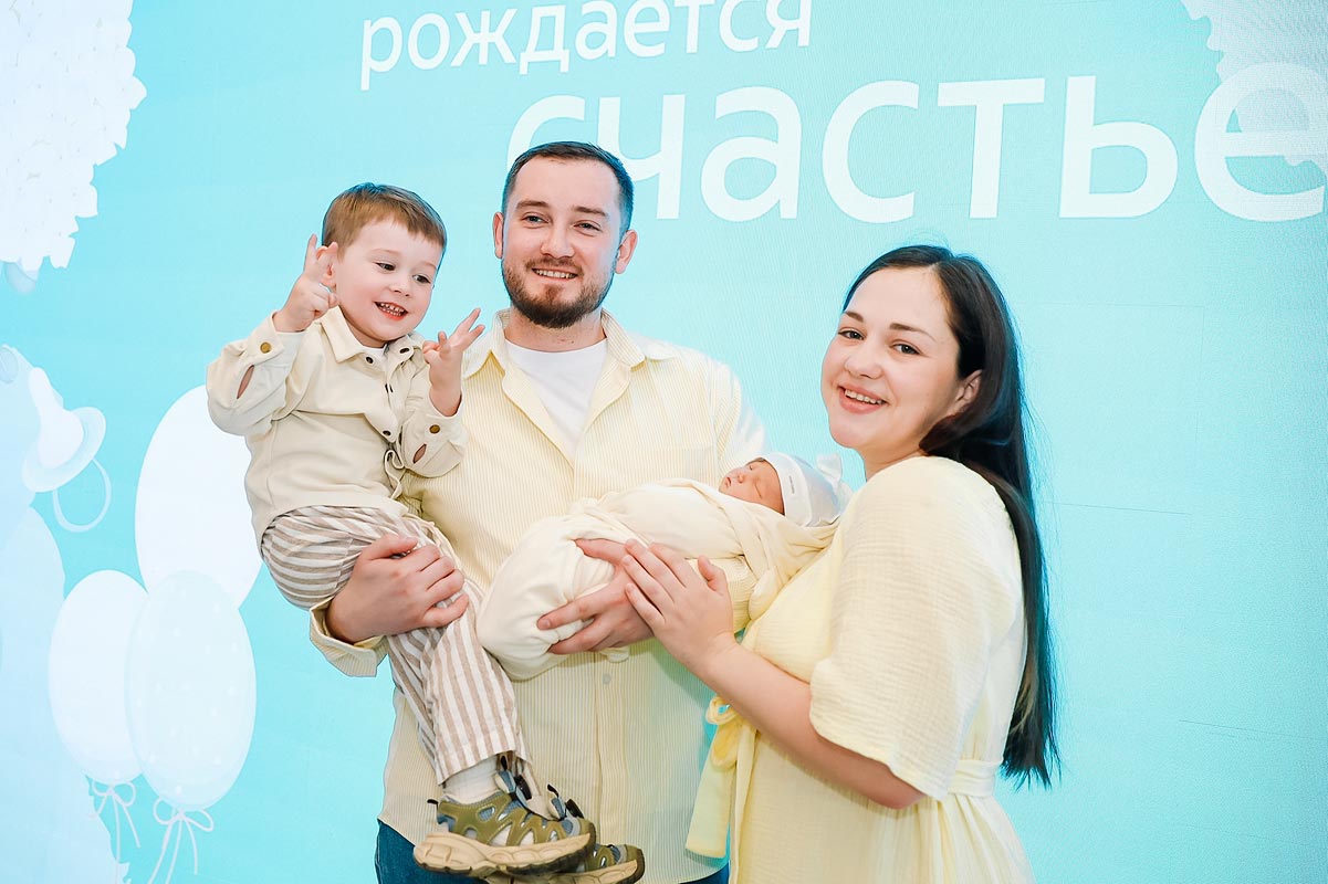 Семейные фото в роддоме после выписки — фотограф на выписку в Москве